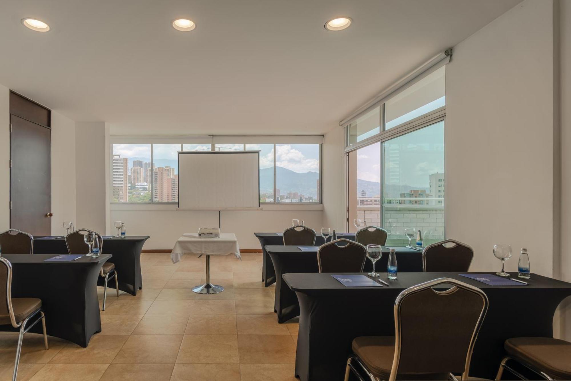 Apartamentos Poblado Alejandria By Housy Host Medellín Dış mekan fotoğraf